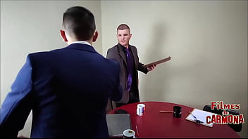 Empresa faz teste do sofá com empregada milf ela chupou geral