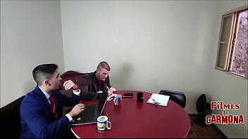 Empresa faz teste do sofá com empregada milf ela chupou geral