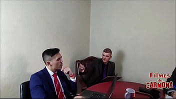 Empresa faz teste do sofá com empregada milf ela chupou geral