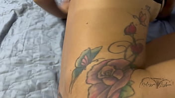 Ele começou a roçar o pau por baixo da minha calcinha que tesão meu enteado mete essa pica dura na sua madrasta logo