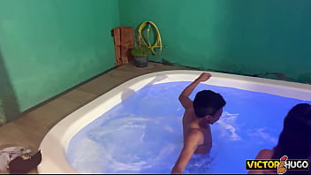 Vendedor De Rede Fodendo Com Cliente Na Piscina thumbnail