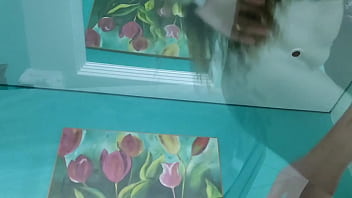 Garota de 18 anos finalmente recebe seu primeiro creampie na cara