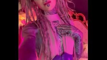 How do you like my outfit matching with the light #outfitcheck #lightingvibes #styleinspo #anuskatzz #anuskatz #