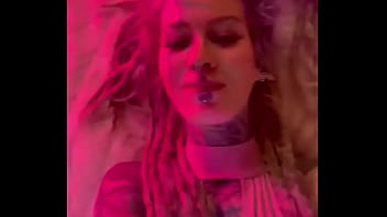 How do you like my outfit matching with the light #outfitcheck #lightingvibes #styleinspo #anuskatzz #anuskatz #