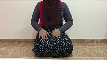 Arab Hot Shemale In Hijab Plays With Dildo And Fucking Ass thumbnail