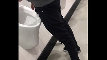 Spy Guapo Orinando Banheiro Flagra thumbnail
