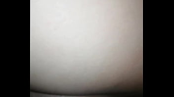 Putita calenturienta en bata dando coño