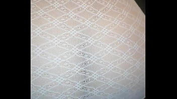 Putita calenturienta en bata dando coño