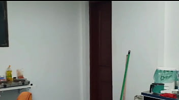 Estava preparando o café ele me surpreendeu