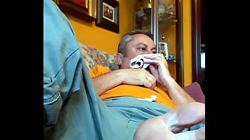 Pasando Calor En El Sofá Pongo A Respirar Mis Huevos Anzzosan thumbnail