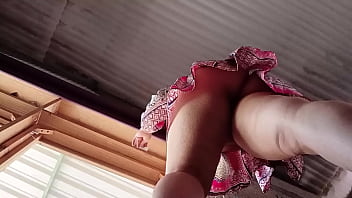 Madrastra de gran culo es grabada con camara espia se le ve su coño y ano peludos