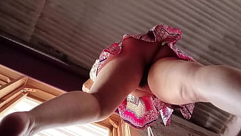 Madrastra de gran culo es grabada con camara espia se le ve su coño y ano peludos