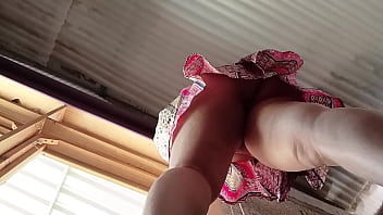 Madrastra de gran culo es grabada con camara espia se le ve su coño y ano peludos