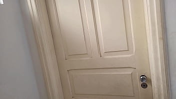 Madrasta leva bastante gozada na cara após enteado entrar no banheiro