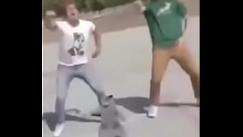 Gato dando sus pasos prohibidos bien paja