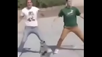 Gato dando sus pasos prohibidos bien paja