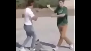 Gato dando sus pasos prohibidos bien paja