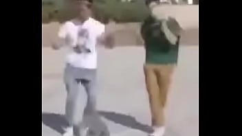 Gato dando sus pasos prohibidos bien paja