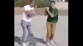 Gato dando sus pasos prohibidos bien paja