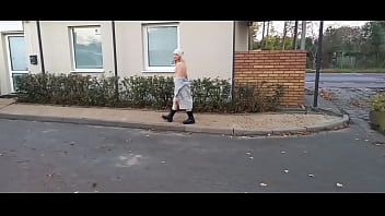 Amateur naked walk