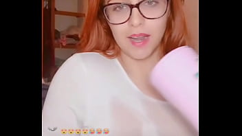 Lajoymx se moja la remera y muestra sus pezones perforados