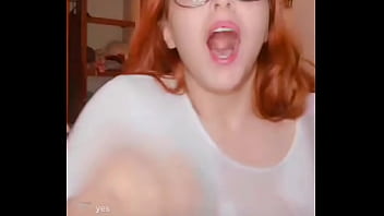 Lajoymx se moja la remera y muestra sus pezones perforados