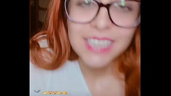 Lajoymx se moja la remera y muestra sus pezones perforados