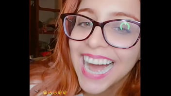 Lajoymx se moja la remera y muestra sus pezones perforados