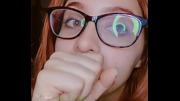 Lajoymx se moja la remera y muestra sus pezones perforados Lajoymx se moja la remera y muestra sus pezones perforados