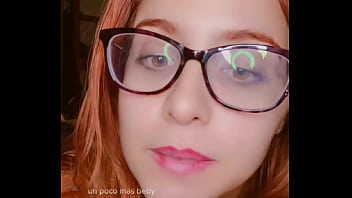 Lajoymx se moja la remera y muestra sus pezones perforados