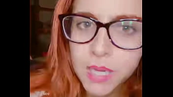 Lajoymx se moja la remera y muestra sus pezones perforados