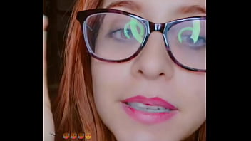 Lajoymx se moja la remera y muestra sus pezones perforados Lajoymx se moja la remera y muestra sus pezones perforados