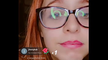 Lajoymx se moja la remera y muestra sus pezones perforados