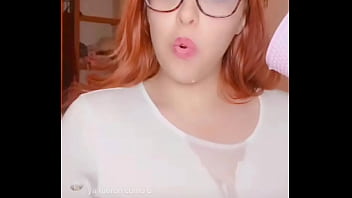 Lajoymx se moja la remera y muestra sus pezones perforados