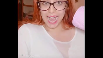 Lajoymx se moja la remera y muestra sus pezones perforados