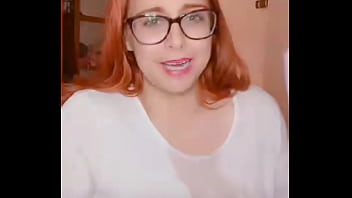 Lajoymx se moja la remera y muestra sus pezones perforados Lajoymx se moja la remera y muestra sus pezones perforados