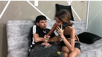 Jugando con mi joven hermanastro le encanta chuparle las tetas a su hermanastra y yo le chupo la polla