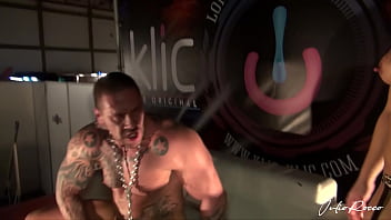 Juliorocco musculoso follando en público el día de su cumpleaños