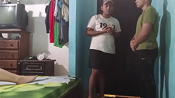 Mi esposa no quiere coger conmigo pero llamo a mi vecino y veo como se la coge muy rico frente a mi