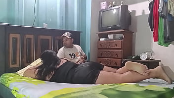 Mi esposa no quiere coger conmigo pero llamo a mi vecino y veo como se la coge muy rico frente a mi