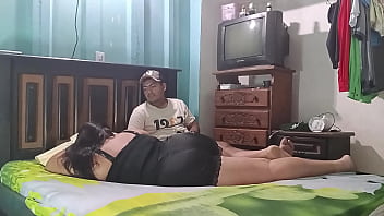 Mi esposa no quiere coger conmigo pero llamo a mi vecino y veo como se la coge muy rico frente a mi