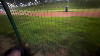 No pelo na frente de todo mundo grupo de amigos fode na pele na frente de todos e não quer nem saber