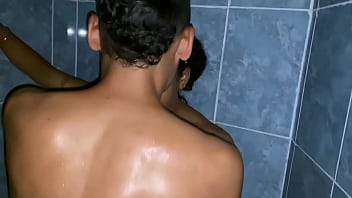 Le saco toda su leche a una de mis enpliando