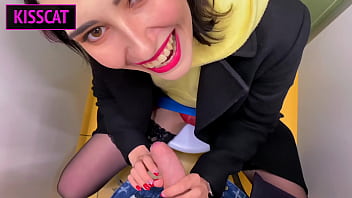 Молодой русский студент старается не кричать во время траха в общественном туалете