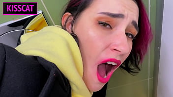 Молодой русский студент старается не кричать во время траха в общественном туалете