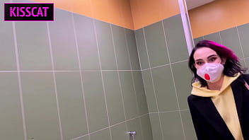 Молодой русский студент старается не кричать во время траха в общественном туалете