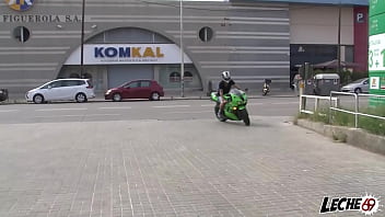 Susy gala paseando su culazo por la calle para terminar follando un buen pollón