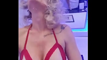 Eu gosto muito dessa sensação da primeira entrada do pau na buceta parece um pedaço de ferro quente que vai me derreter