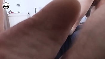 I'm hosting léna fée du désir again in this new video she masturbates me with her pretty feet i lick her eagerly be