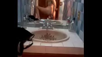 Con el coño lleno de leche de mi vecino le mando videos a mi esposo